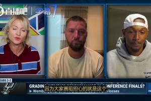 沪上真神！赛后更衣室内，上海男篮队员纷纷与古德温击掌庆祝